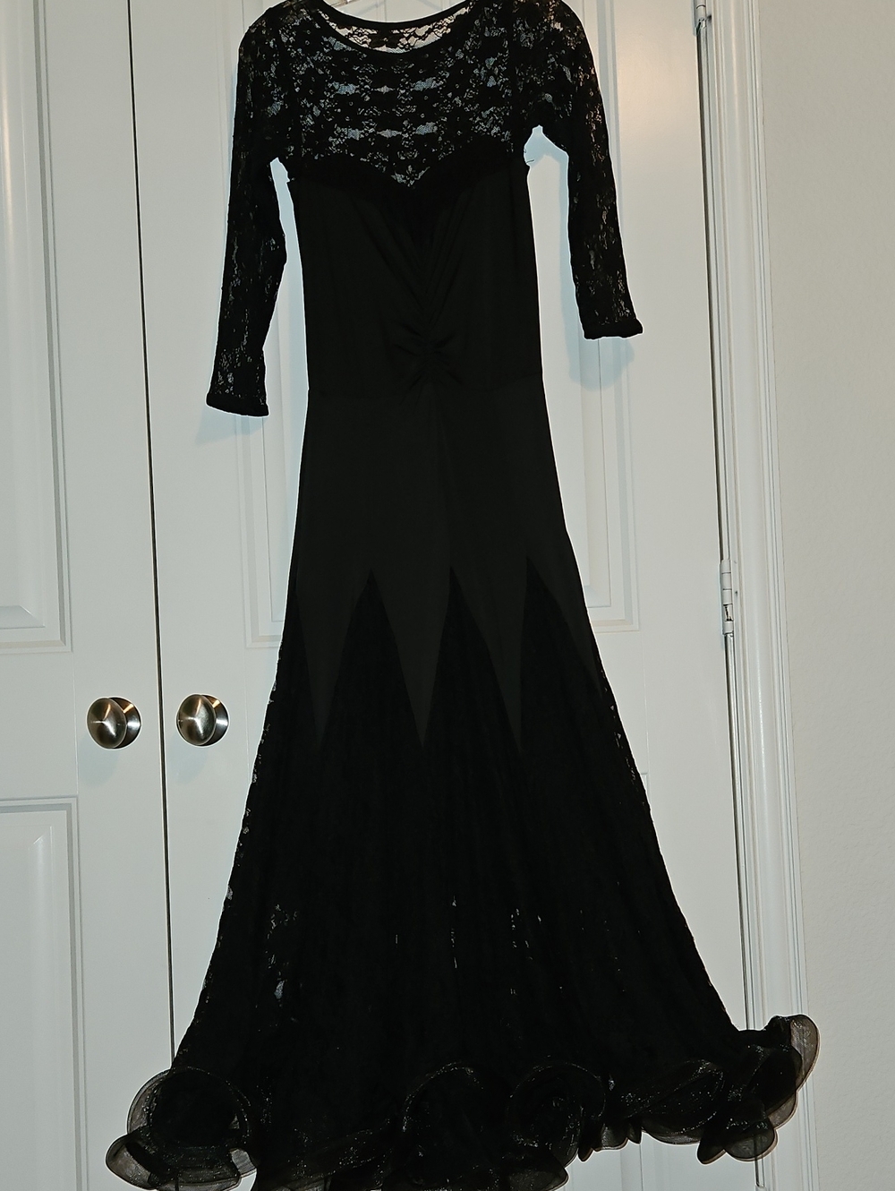 Elegant Black Lace Evening Dress - Classic Women's Formal Gown